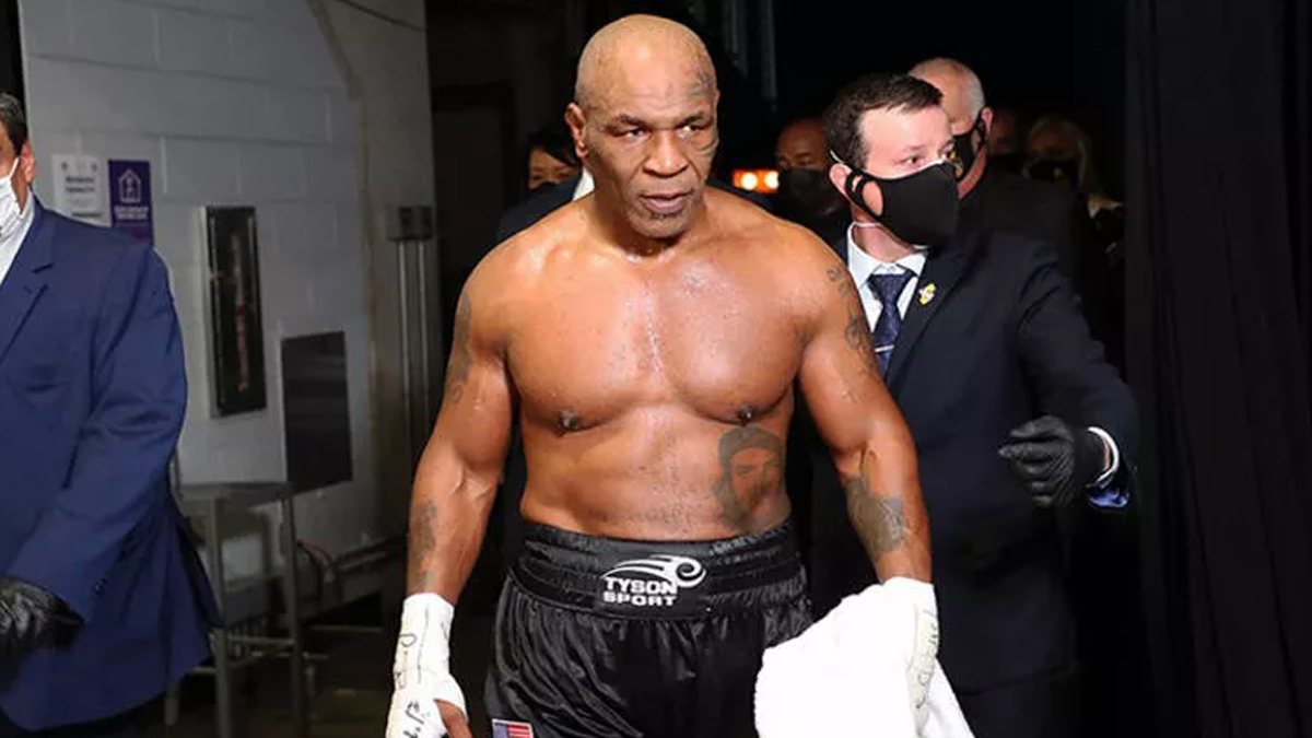 Mike Tyson u�akta bir yolcuyu yumruklad�!