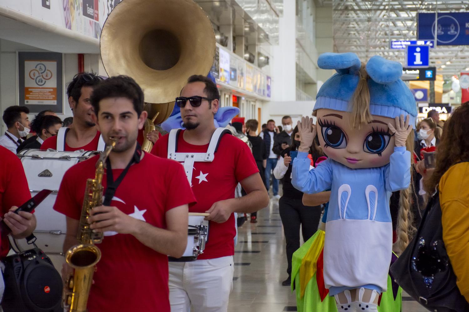 Antalya Havaliman�'nda 23 Nisan co�kusu