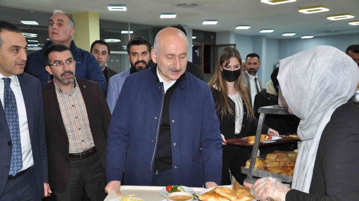 Bakan Karaismailo�lu, sahurda gen�lerle bulu�tu