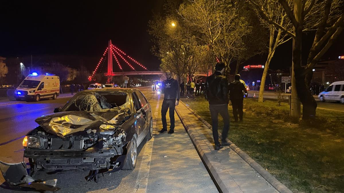 Konya'da otomobilin arpt iki gen hayatn kaybetti