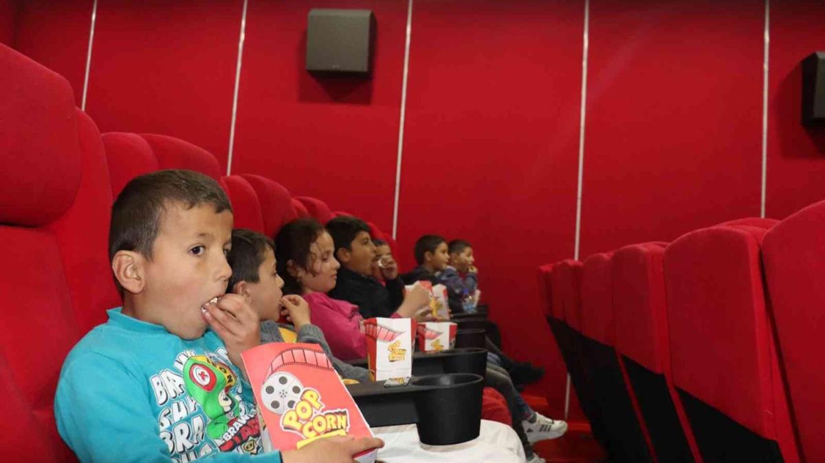 Ky okulundaki minikler kent merkezine getirilerek hayatlarnda ilk defa sinemayla tant