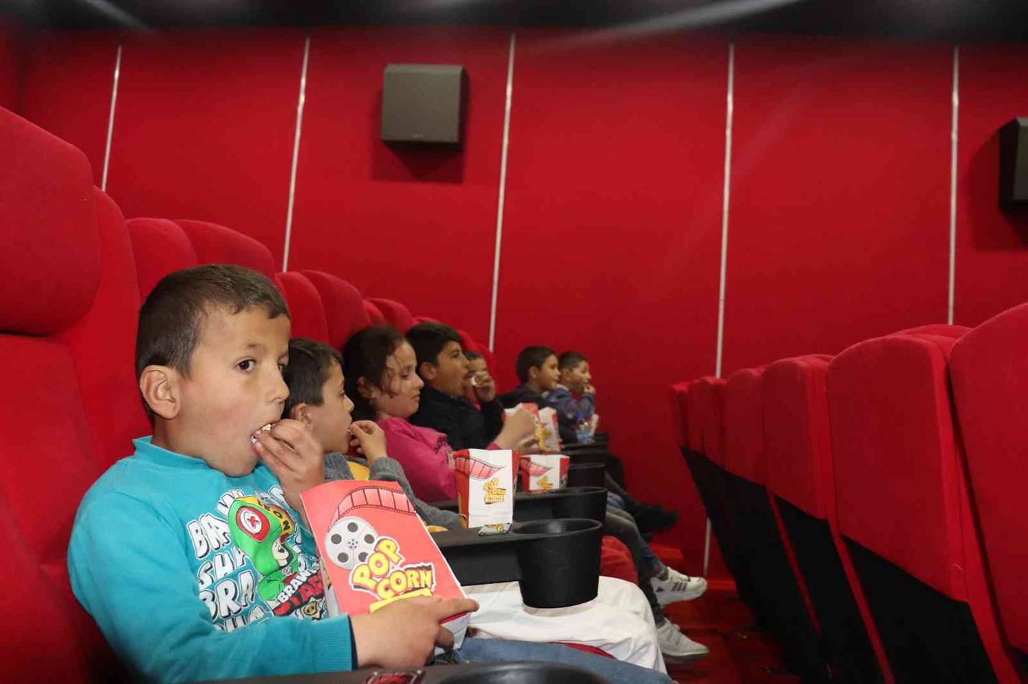 K�y okulundaki minikler kent merkezine getirilerek hayatlar�nda ilk defa sinemayla tan��t�
