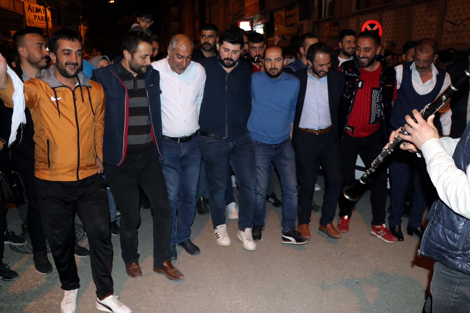 Elaz��l�lar 'sahur halay�'nda bulu�tu
