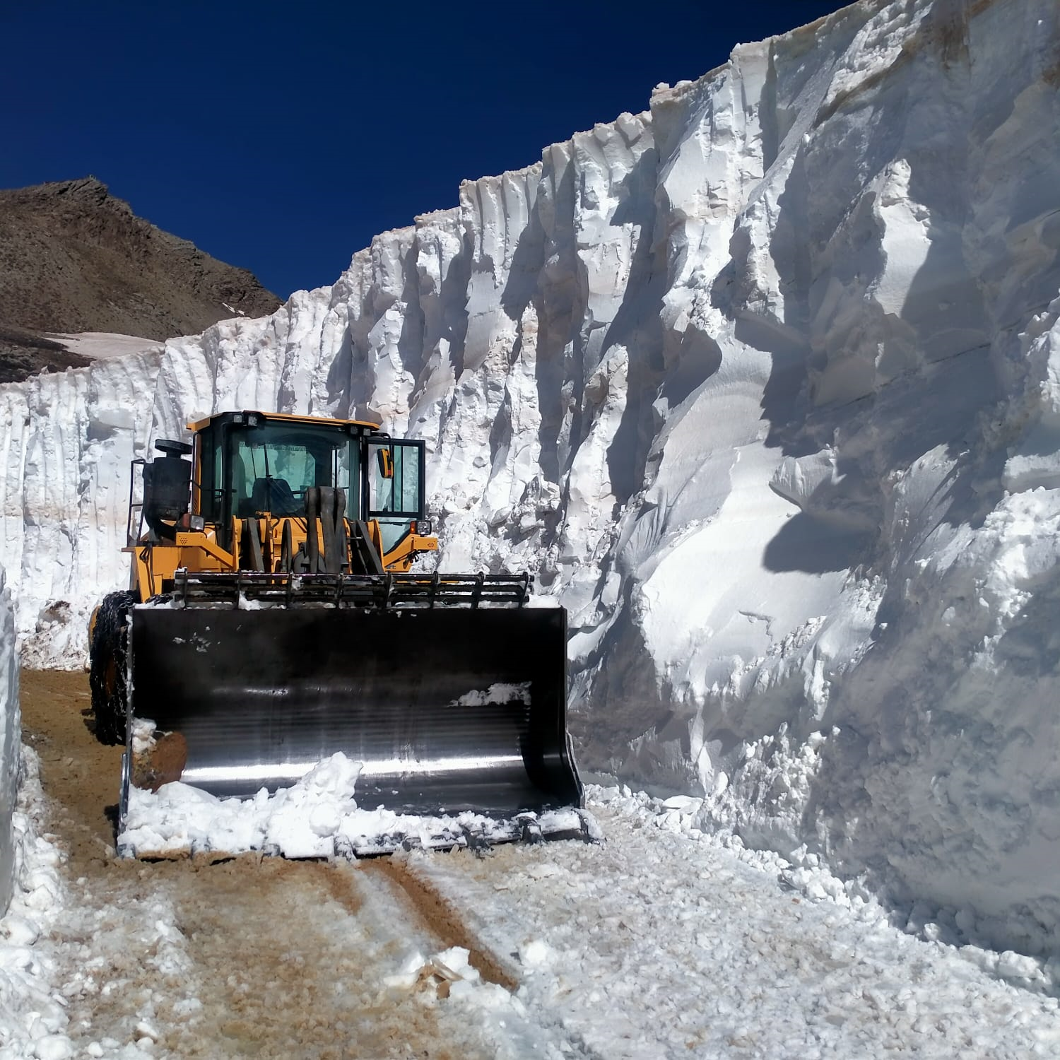 Hakkari'de yayla yolunda 8 metrelik karla m�cadele