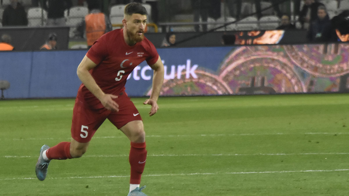 K�ln taraftarlar�ndan Salih �zcan'a 'yeni s�zle�me' bask�s�