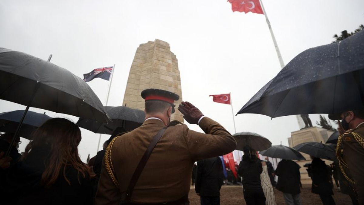 Avustralya ve Yeni Zelanda'da milyonlarca Anzak, atalar�n� and�