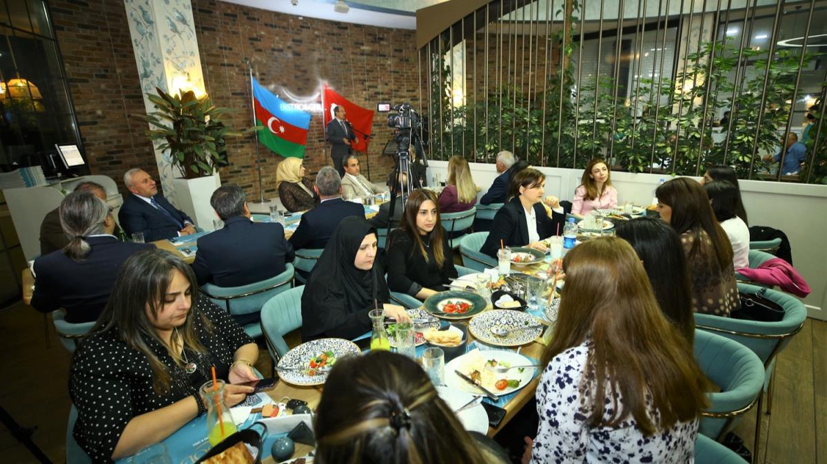 Azerbaycanl Trkiye mezunlar iftarda bulutu