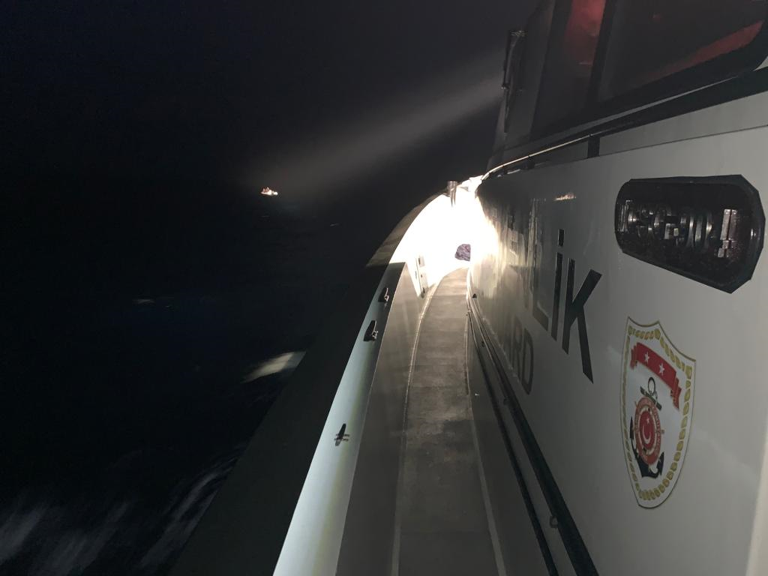 Dat�a a��klar�nda s�r�klenen lastik bottaki 10 d�zensiz g��men kurtar�ld�