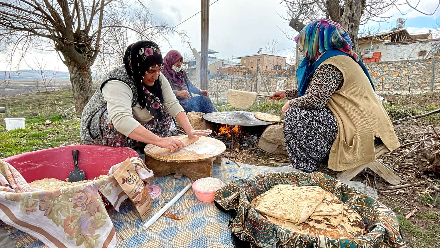 Ek�i maya ile haz�rlan�yor, odun ate�inde pi�iriliyor: �ocuklu�umuzun lezzeti