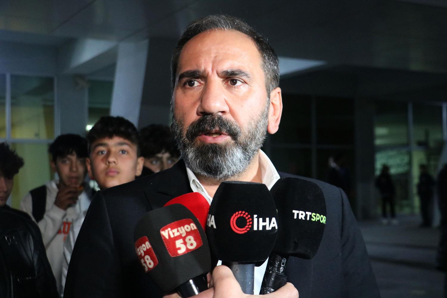 Mecnun Otyakmaz: Taraftar�m�z�n az da olsa y�zlerini g�ld�rd�k