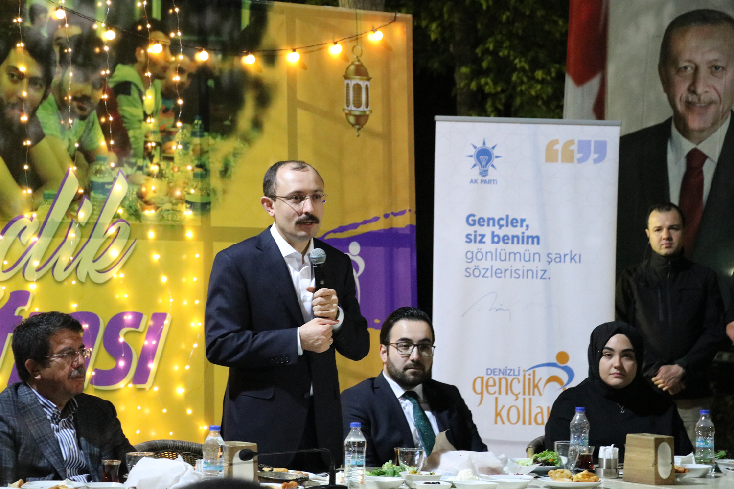 Bakan Mu�, sahurda gen�lerle bir araya geldi