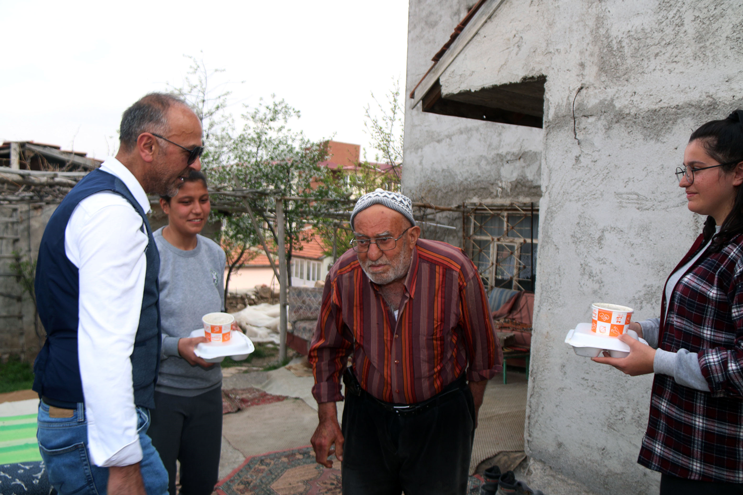 Meslek liseliler ihtiya� sahibi ya�l�lar i�in pi�iriyor
