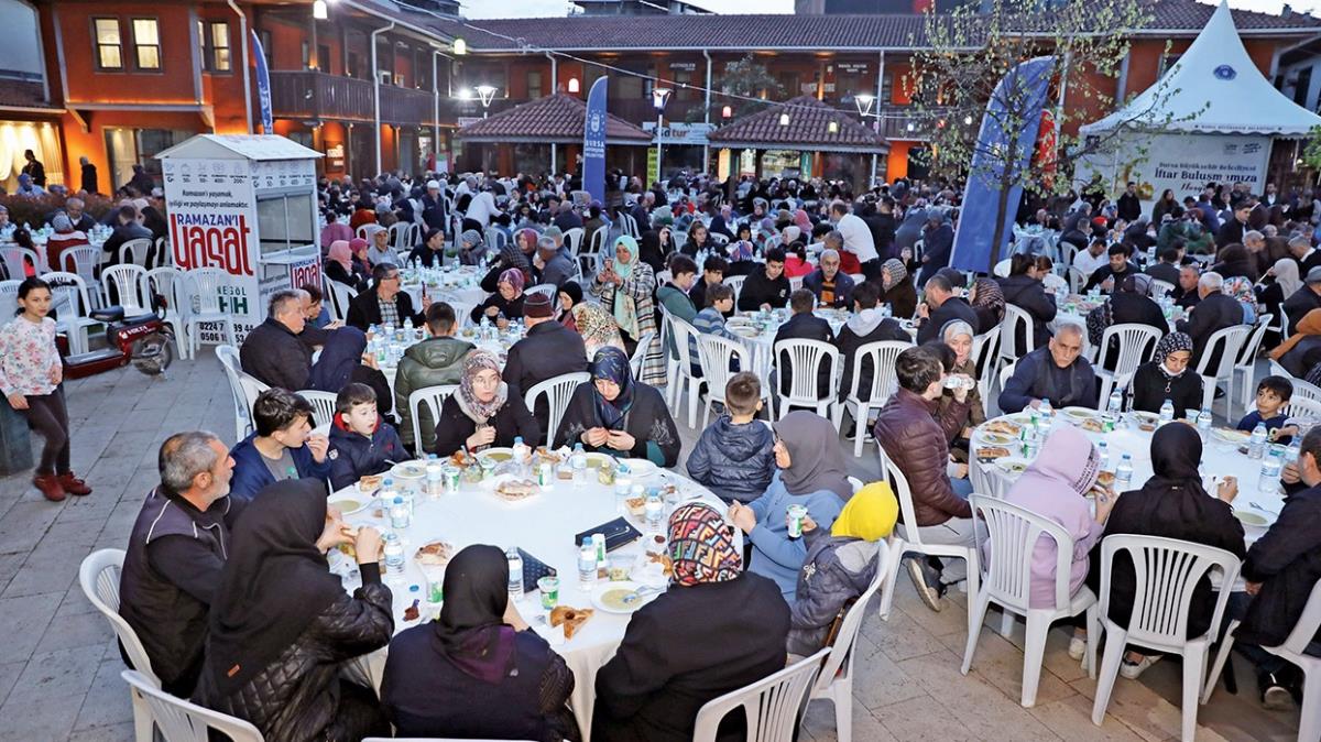 Ev Hanmlar Platformu'ndan stanbul'un 3 ilesinde iftar program