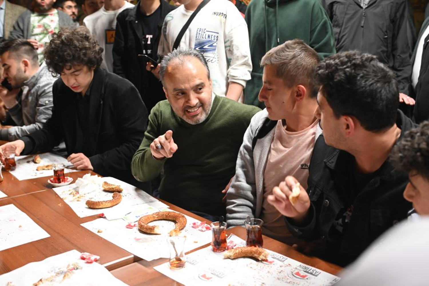 Bursa B�y�k�ehir Belediye Ba�kan� Akta� ile gen�ler, �ay ve simitle sahur yapt�