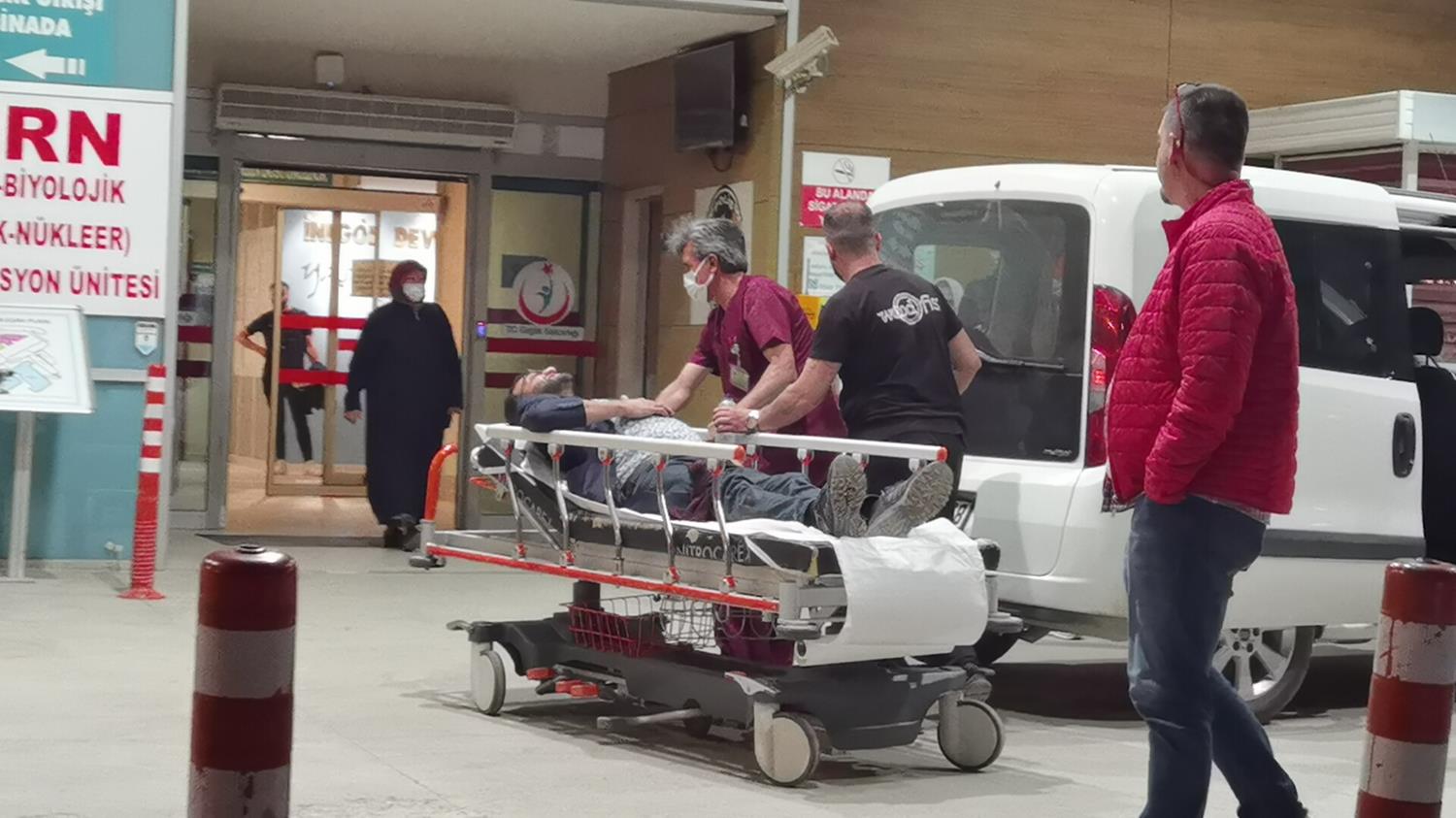 �neg�l'de silahl� sald�r�: 1'i yoldan ge�en 2 yaral�
