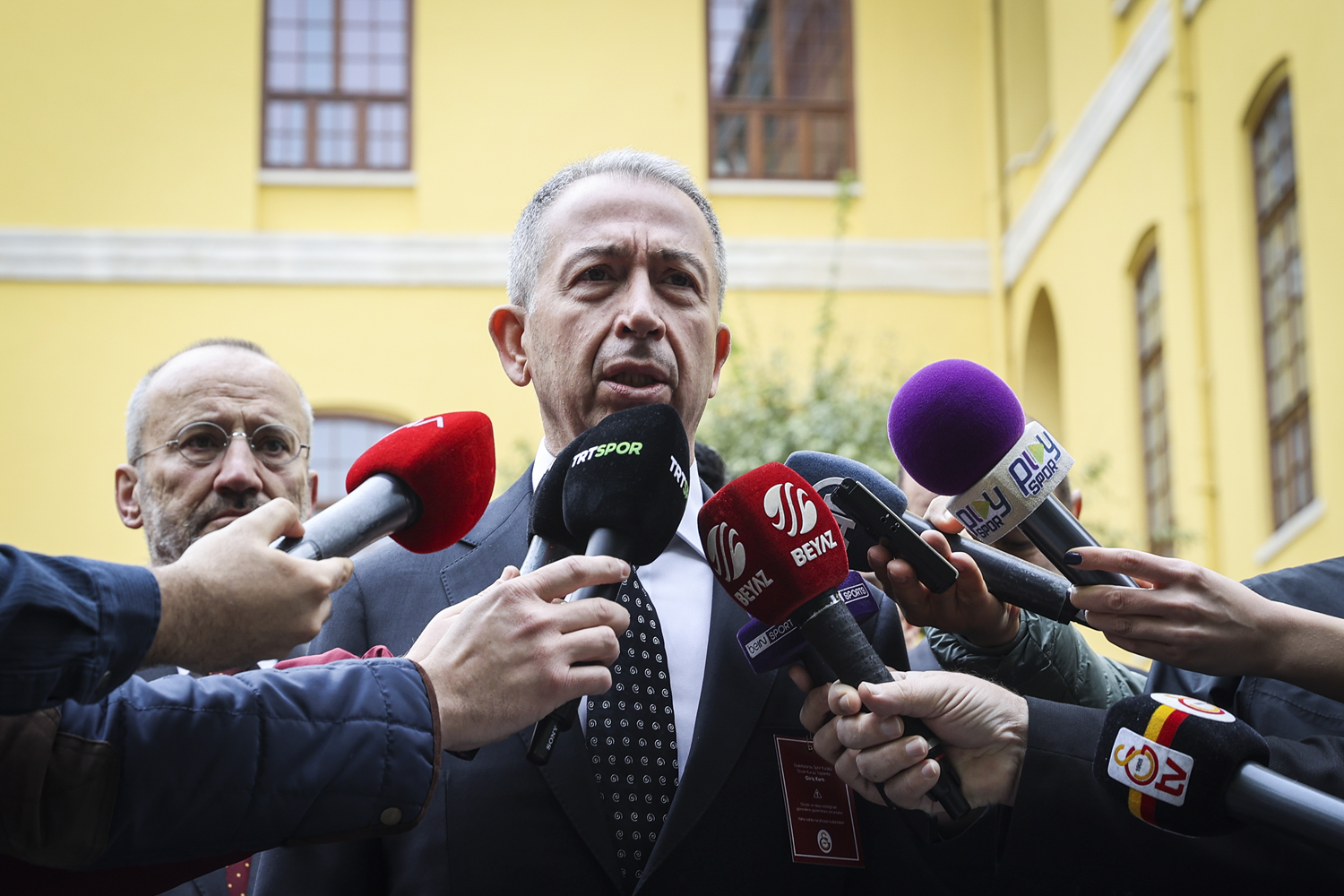 Metin �zt�rk'ten Burak Elmas'a sert tepki: Gizli bir ajandas� var