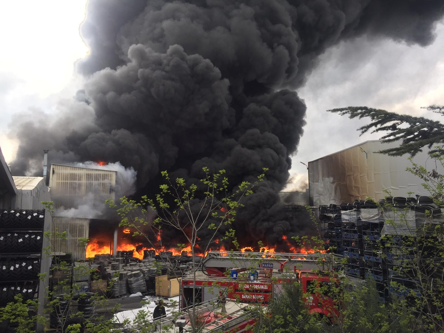 Bilecik'te lastik �retim fabrikas�nda yang�n