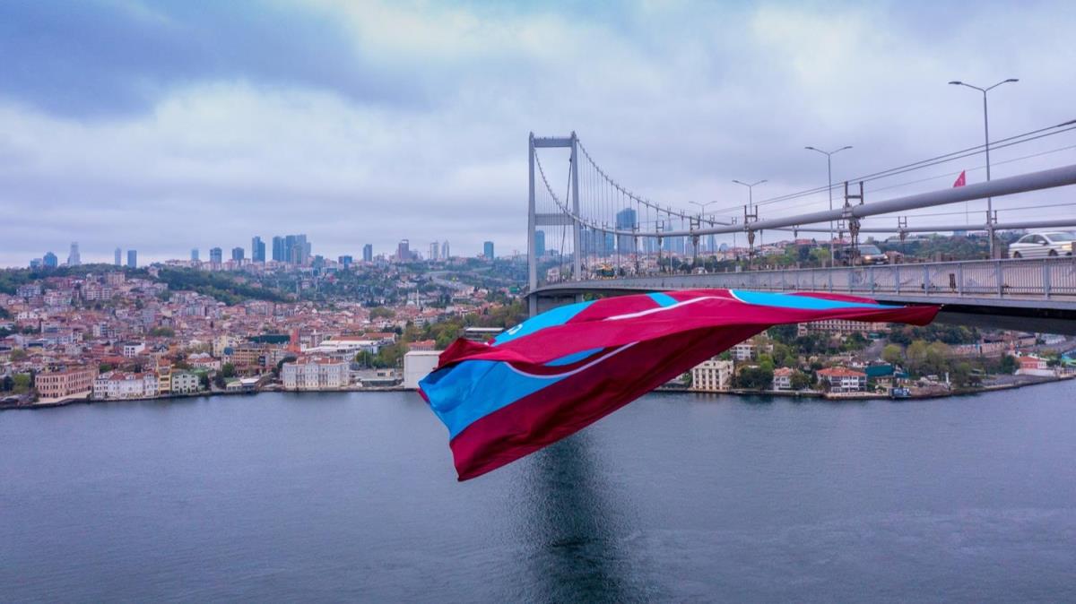 ampiyon Trabzonspor'un bayra 15 Temmuz ehitler Kprs'ne asld