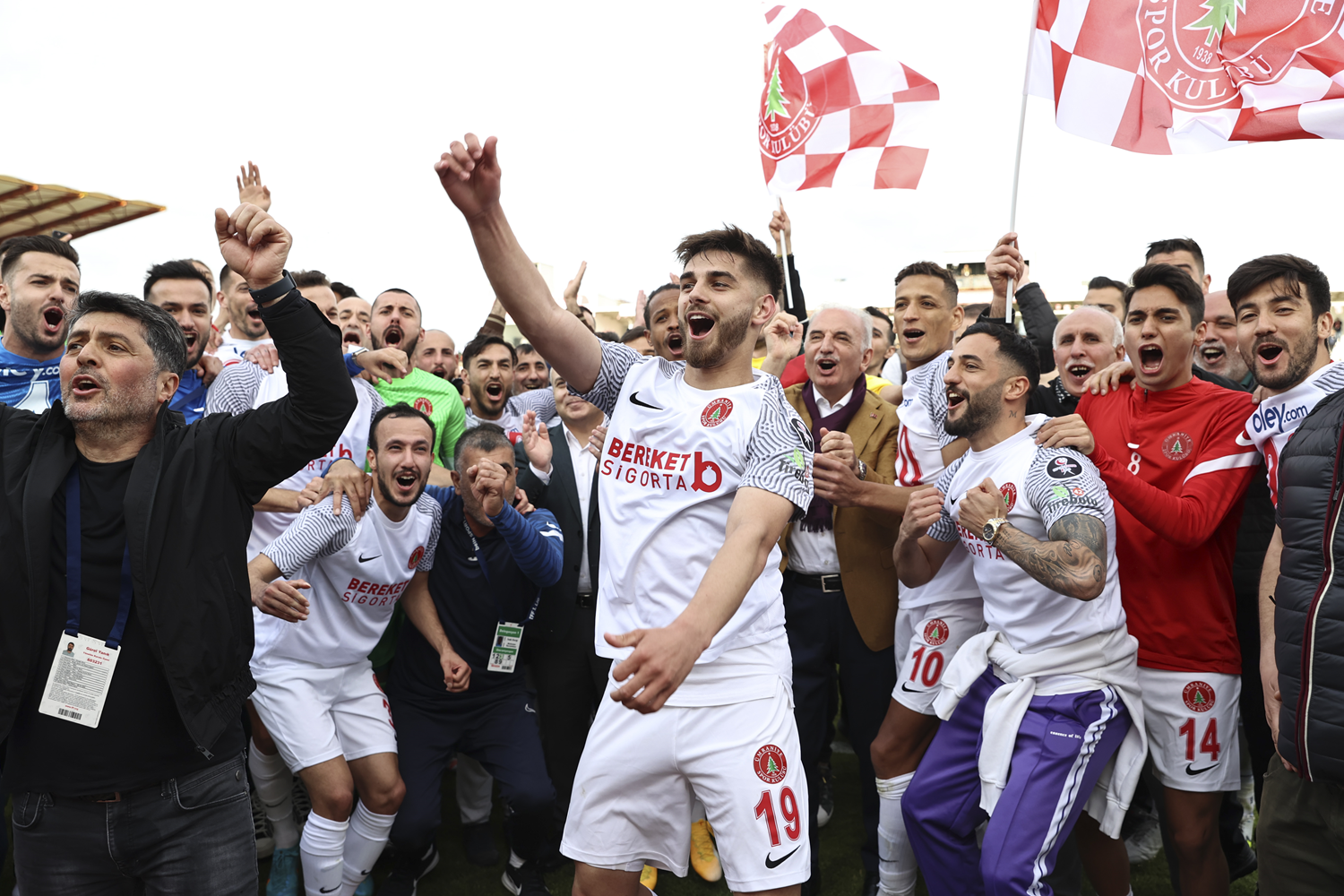 �mraniyespor'dan tarihi ba�ar�