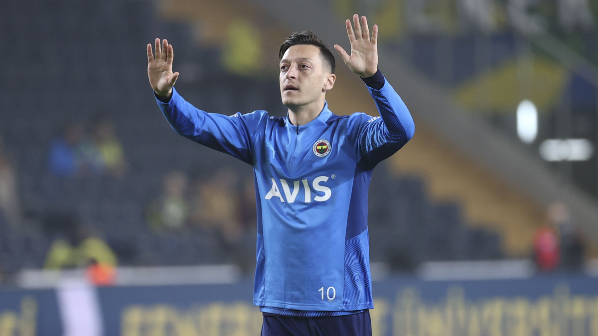 Ve Mesut �zil imzay� at�yor! Yeni adresini resmen duyurdular