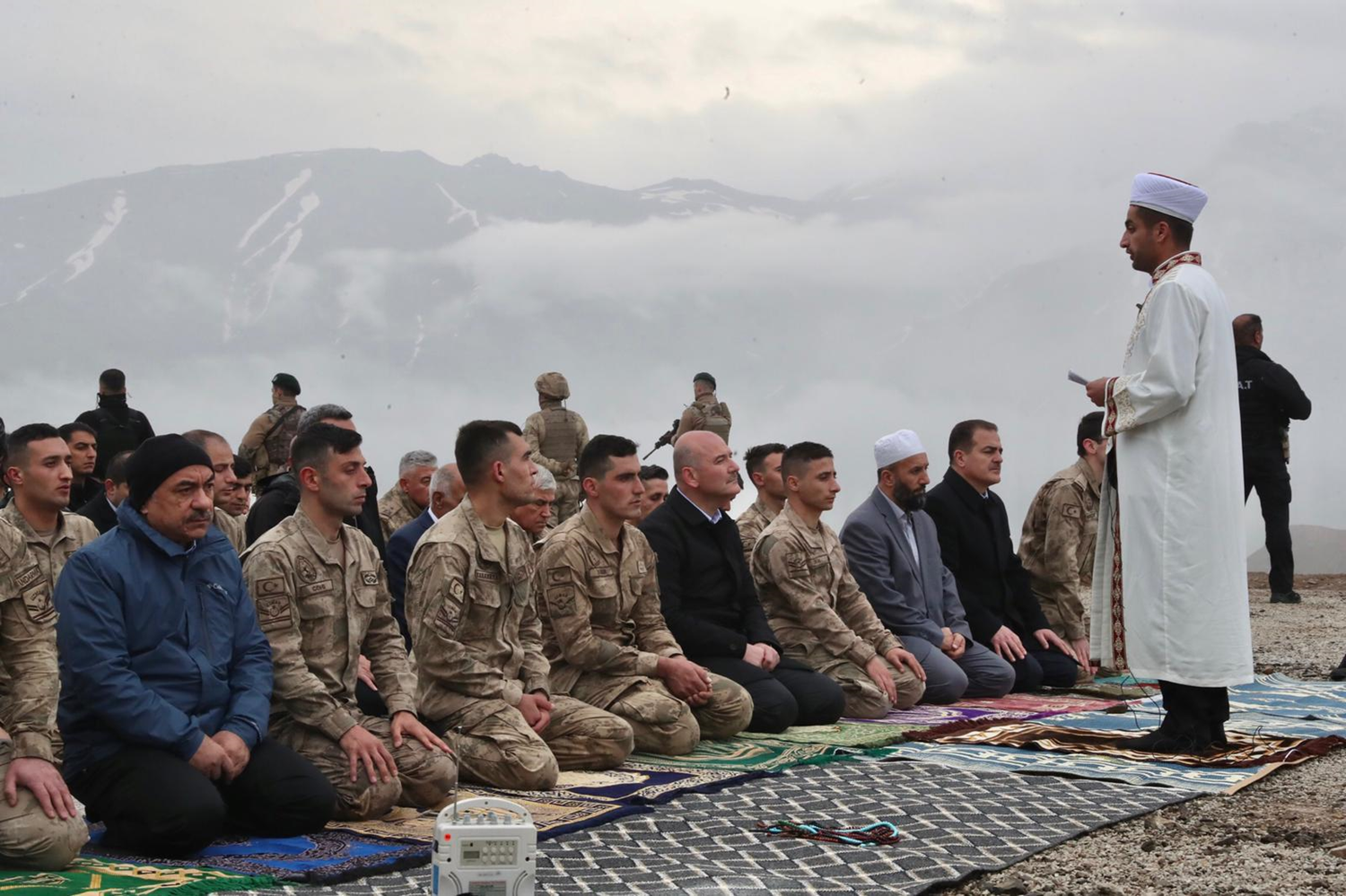 Bakan Soylu, bayram namaz�n� �ran s�n�r�ndaki Zirvin Tepe �s B�lgesi'ndeki askerlerle k�ld�