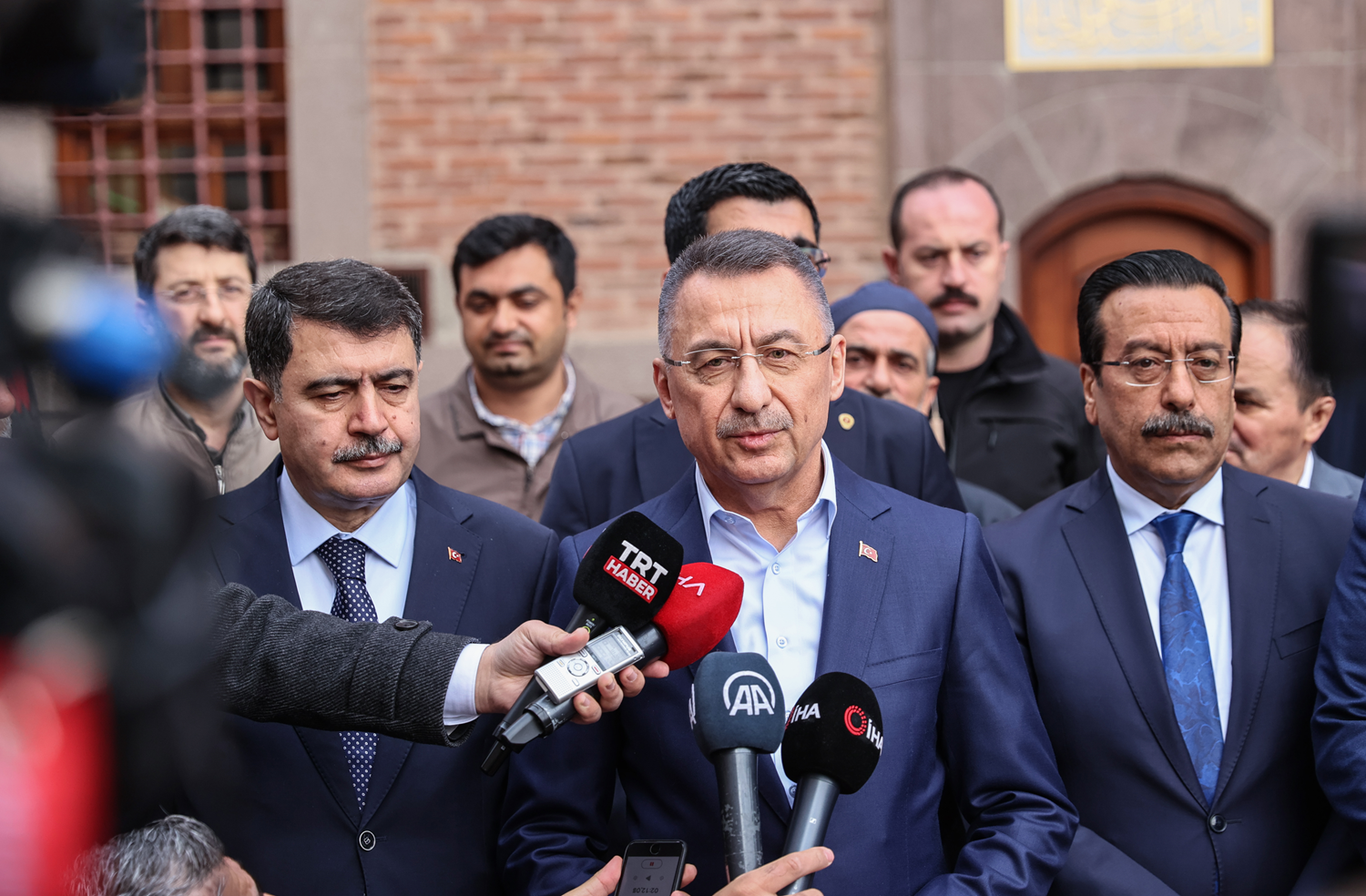 Cumhurba�kan� Yard�mc�s� Oktay, bayram namaz�n�n ard�ndan a��klamalarda bulundu