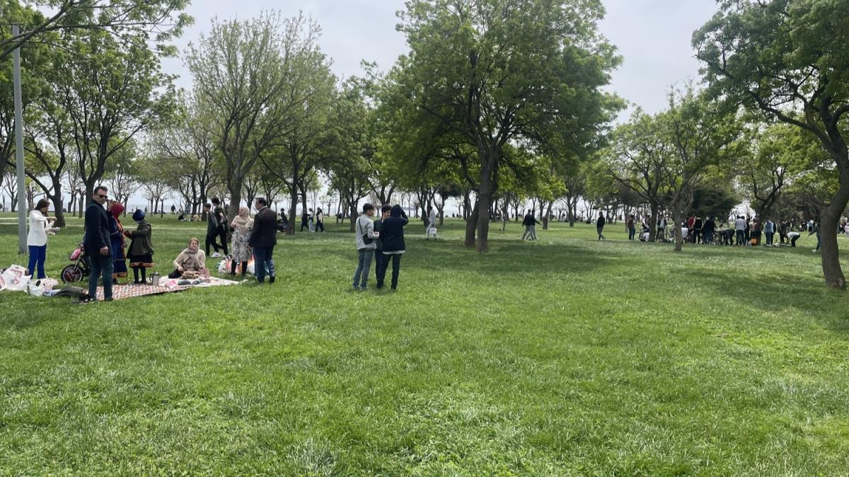 stanbul'daki vatandalar bayramn ilk gnn ak havada deerlendirdi