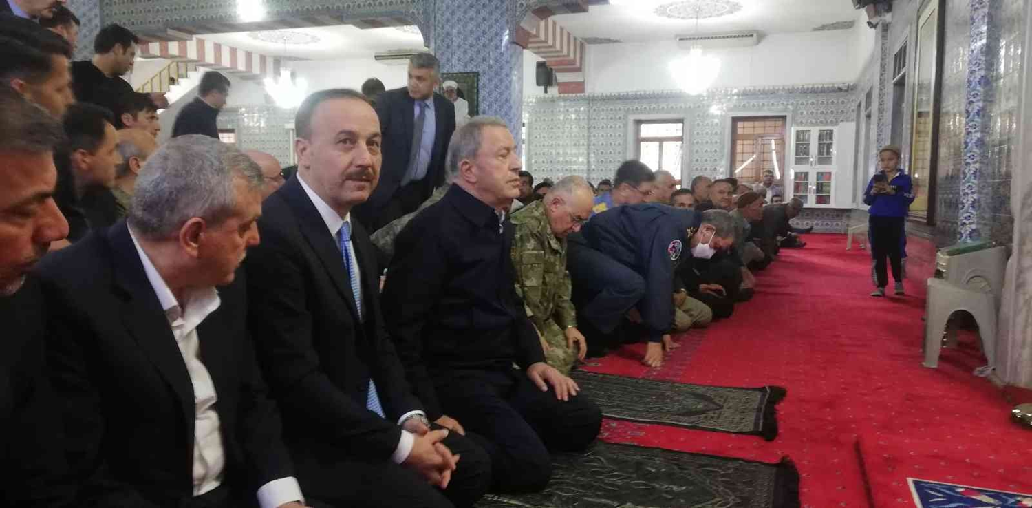 Milli Savunma Bakan� Hulusi Akar bayram namaz�n� Bal�kl�g�l'de k�ld�