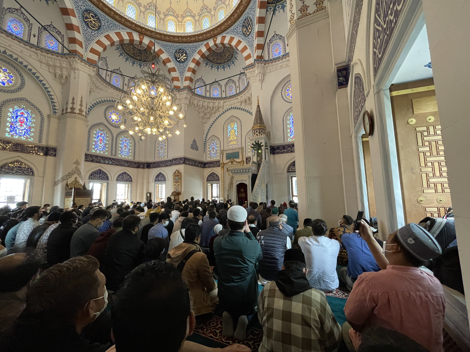 M�sl�manlar ak�n etti! Bayram namaz� birka� kez k�l�nd�