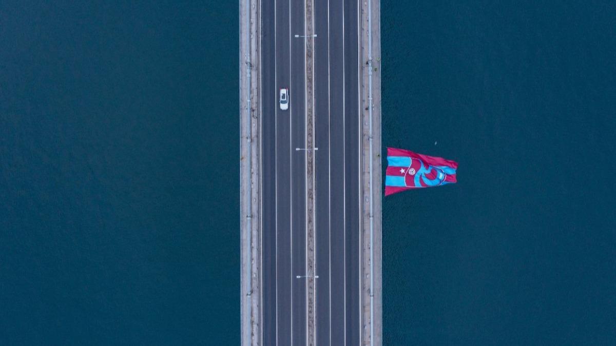 15 Temmuz ehitler Kprs'ndeki Trabzonspor bayran indirmeye alan pheli yakaland