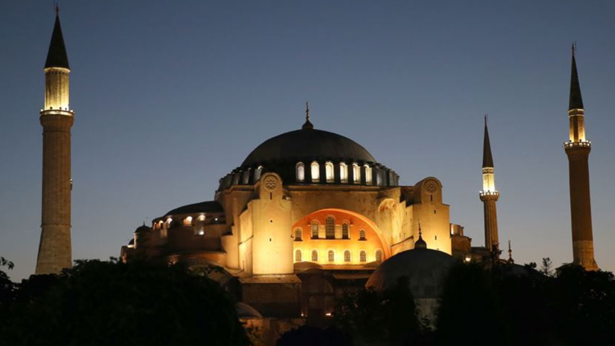 Ayasofya-i Kebir Cami-i �erifi'ni bayram�n ilk g�n�nde 104 bin 325 ki�i ziyaret etti