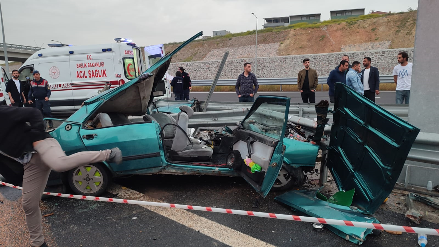 �zmir'de trafik kazas�nda 2 ki�i �ld�, 3 ki�i yaraland�