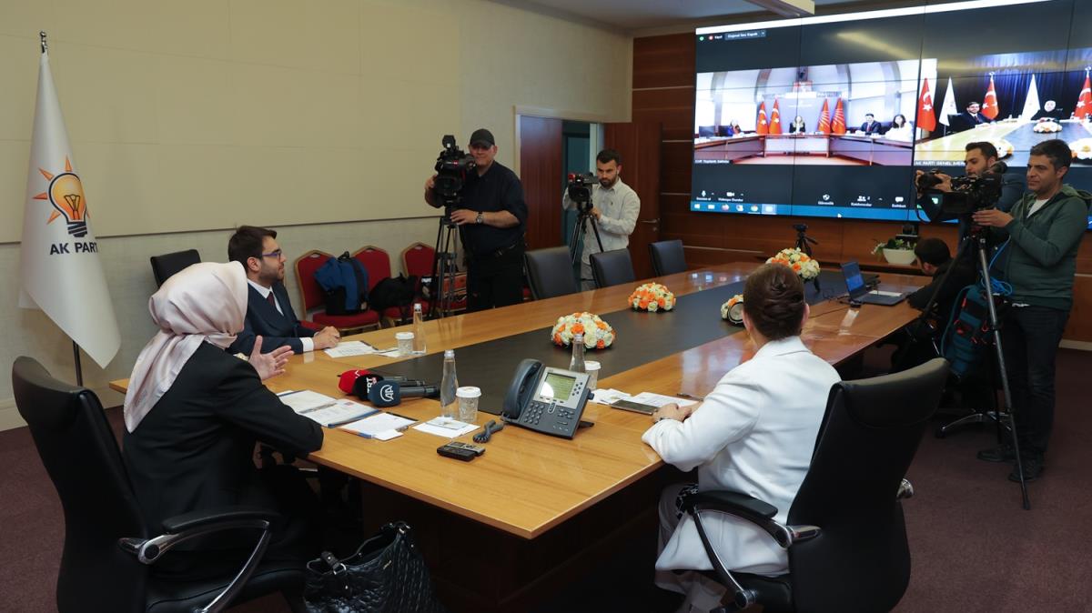 AK Parti heyeti, CHP ve MHP heyetleri ile video konferans araclyla bayramlat
