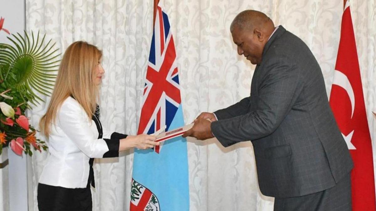 Bykeli nsay, Fiji Cumhurbakan Katonivere'ye gven mektubunu sundu