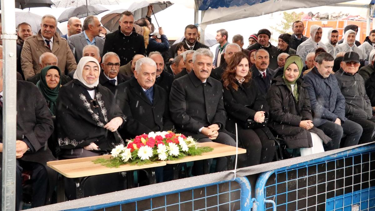 AK Partili Yldrm, ailesinin Erzincan'da yaptrd klliyenin temel atma treninde konutu