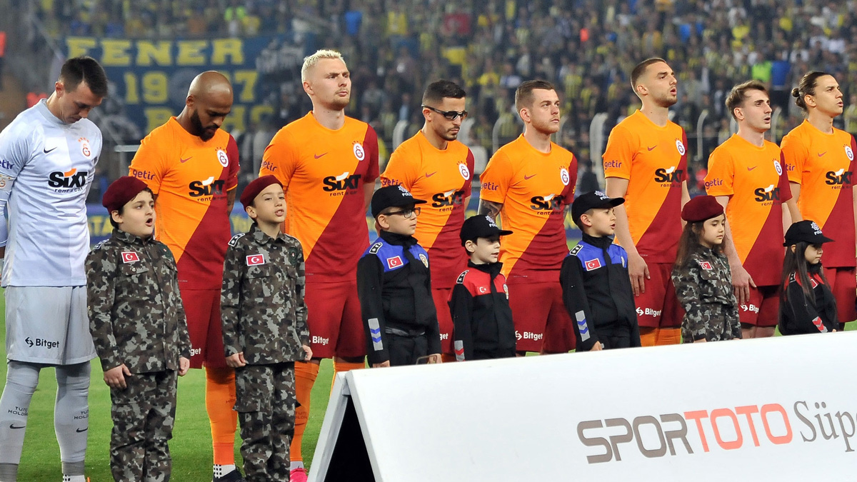 Galatasaray'da 4 ayr�l�k birden