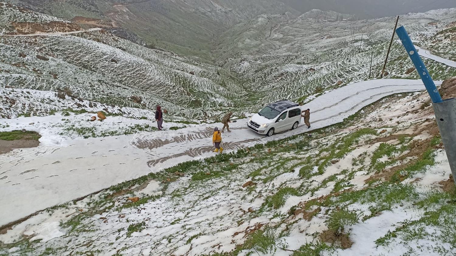 Araziye bitki toplamaya gittikleri yerde mahsur kalan grubu g�venlik korucular� kurtard�