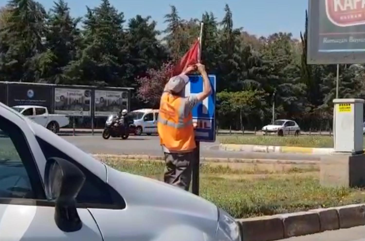 Cep telefonu kameras�yla kaydedildi: Yerde buldu�u T�rk bayra��n� temizleyip, tabelaya ast�