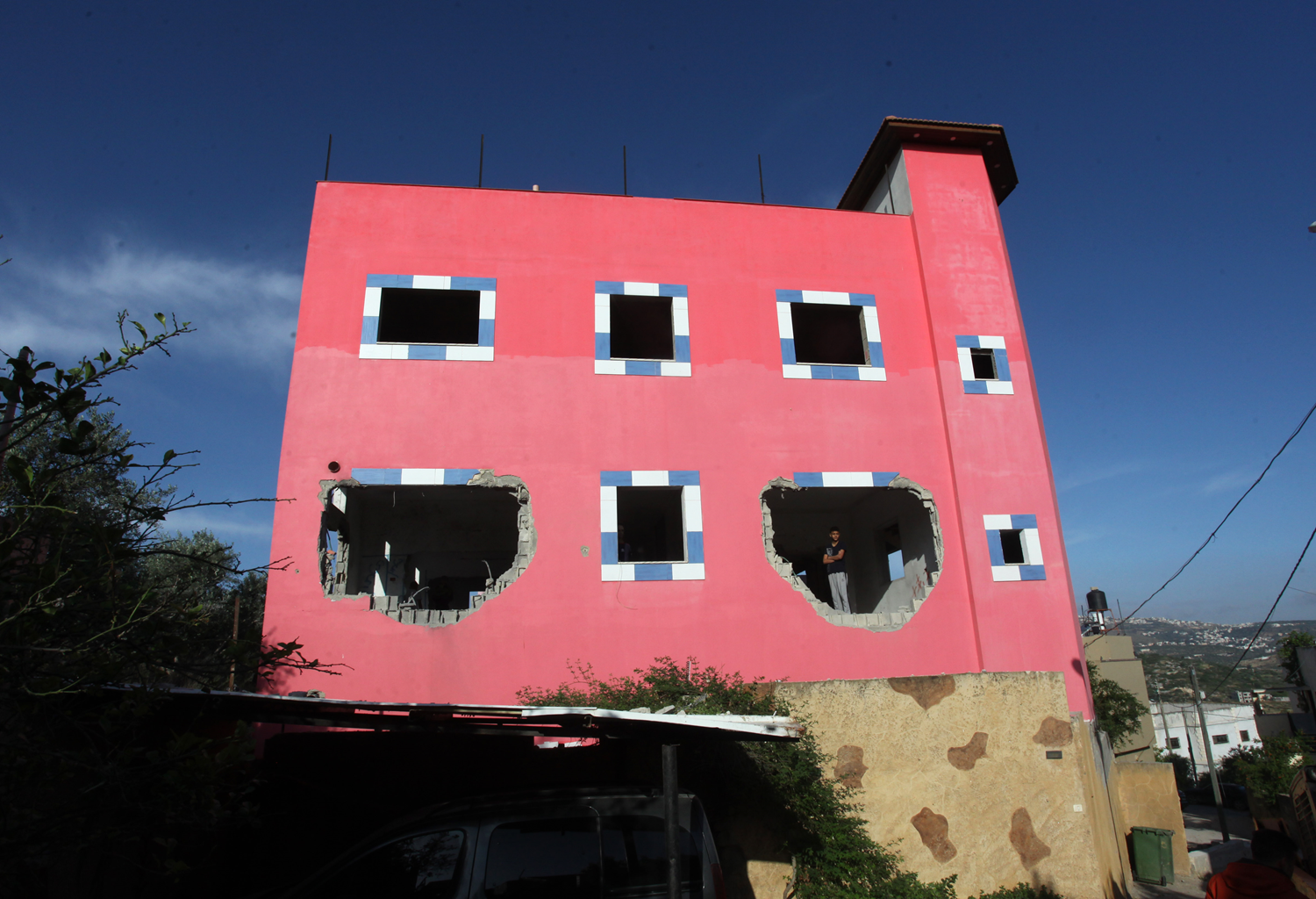 �srail g��leri, Filistinli tutuklu �mer Ceradat'a ait evi y�kt�