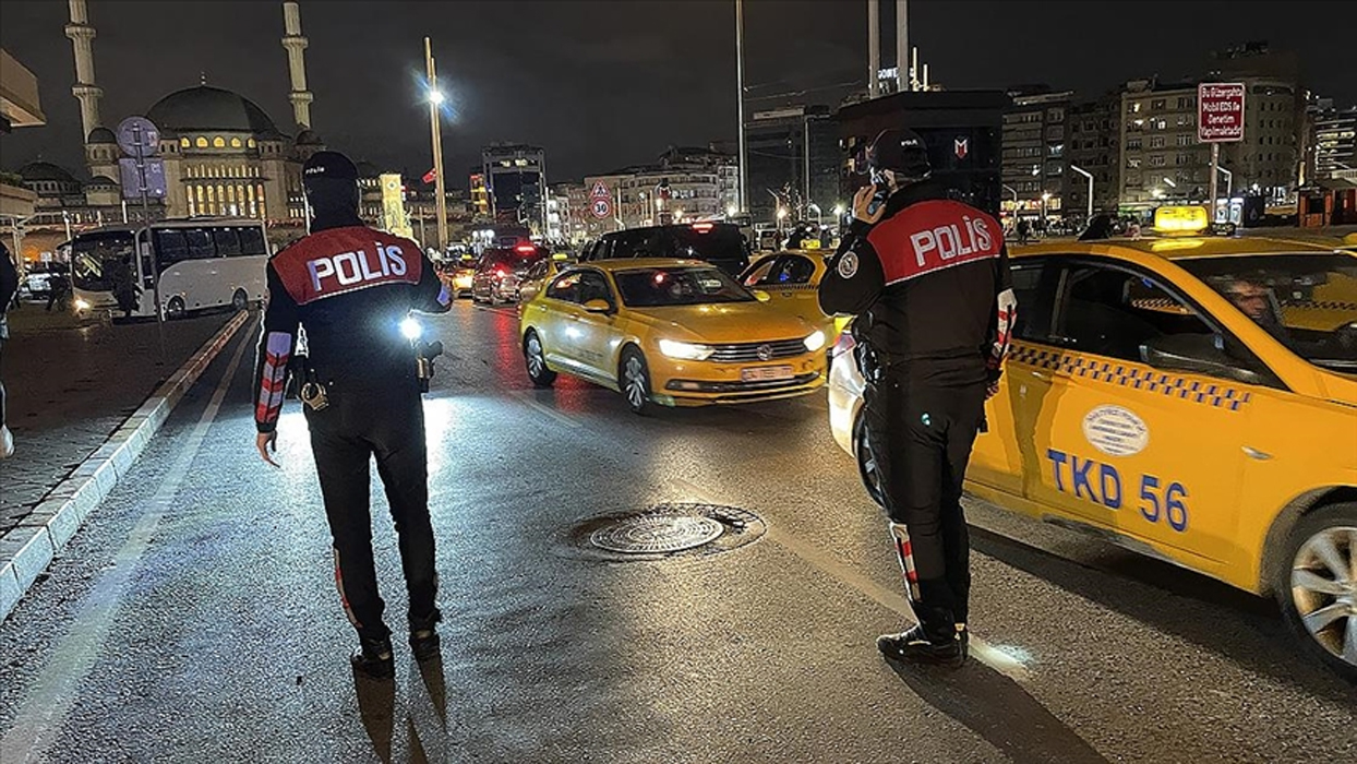 �stanbul'da aranan 700 ki�i asayi� uygulamalar�nda yakaland�