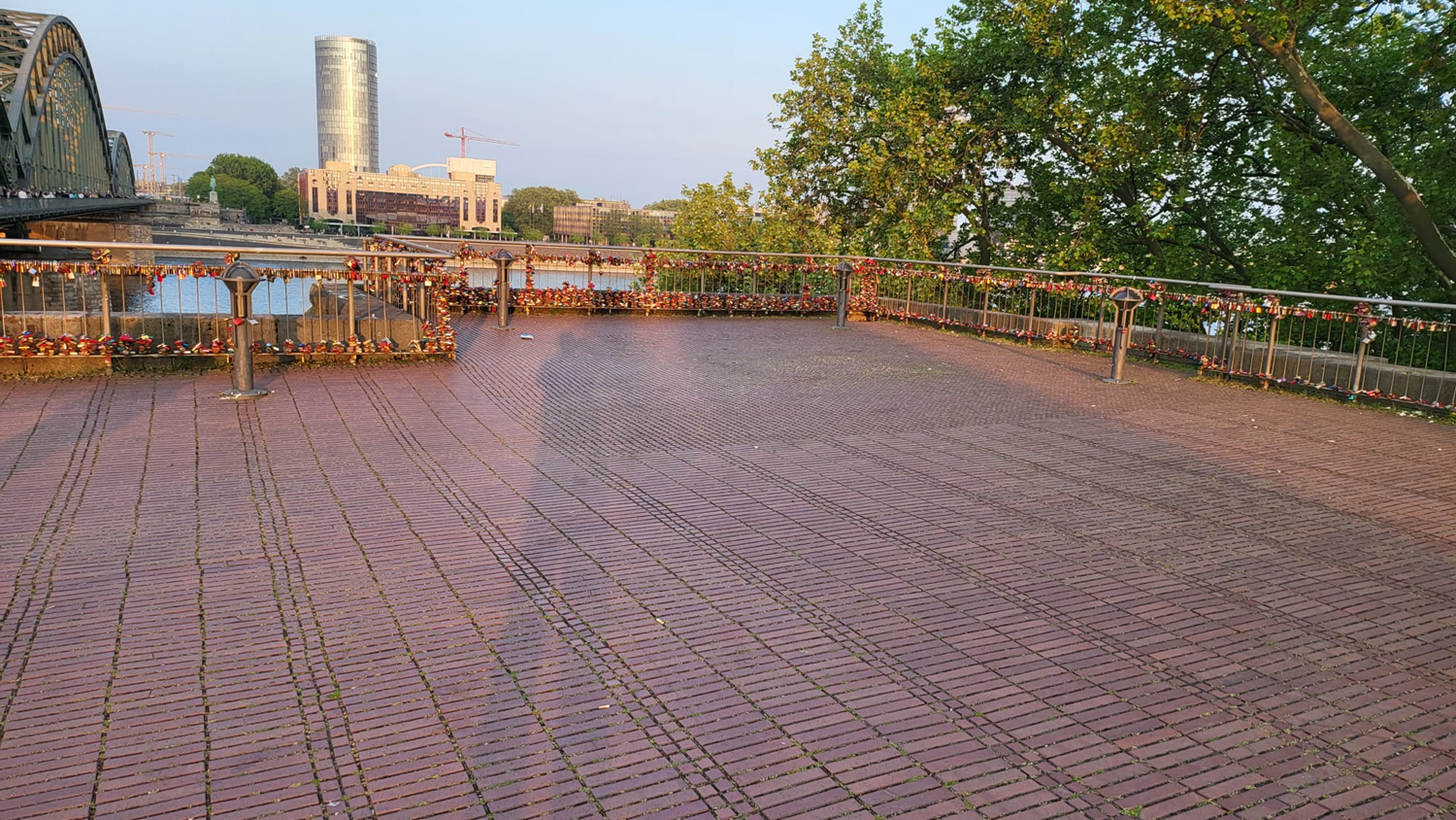 K�ln'de Ermeni iddialar�na ili�kin dikilen yasa d��� an�t kald�r�ld�