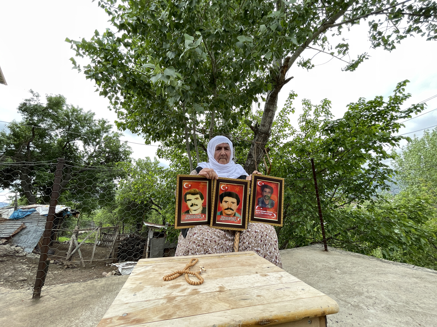 �ehit annesi, Anneler G�n�'n�, 3 evlad�n�n kuca��na s��d�ramad��� foto�raflar�na bakarak ge�iriyor