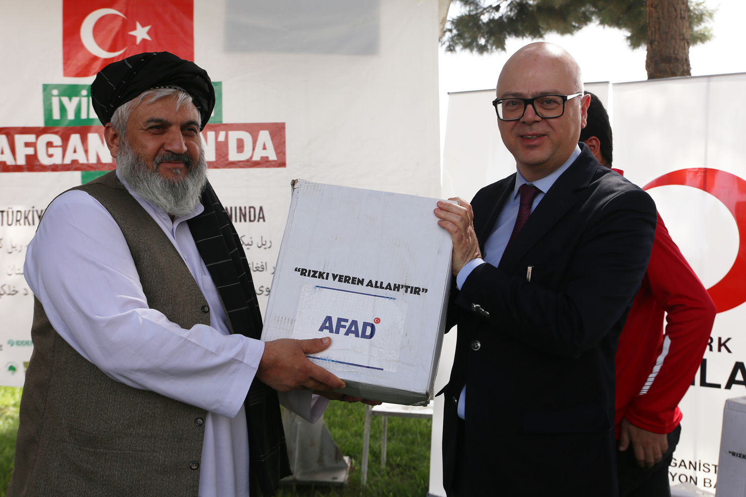 T�rk K�z�laydan Kabil Havaliman� �al��anlar�na g�da yard�m�