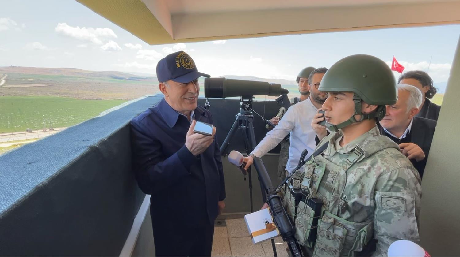 Bakan Akar'dan Mehmet�i�e s�rpriz Anneler G�n� kutlamas�