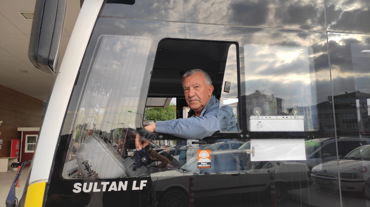 Halk otob�s� �of�r�, g�zergah�n� de�i�tirerek fenala�an yolcuyu hastaneye yeti�tirdi