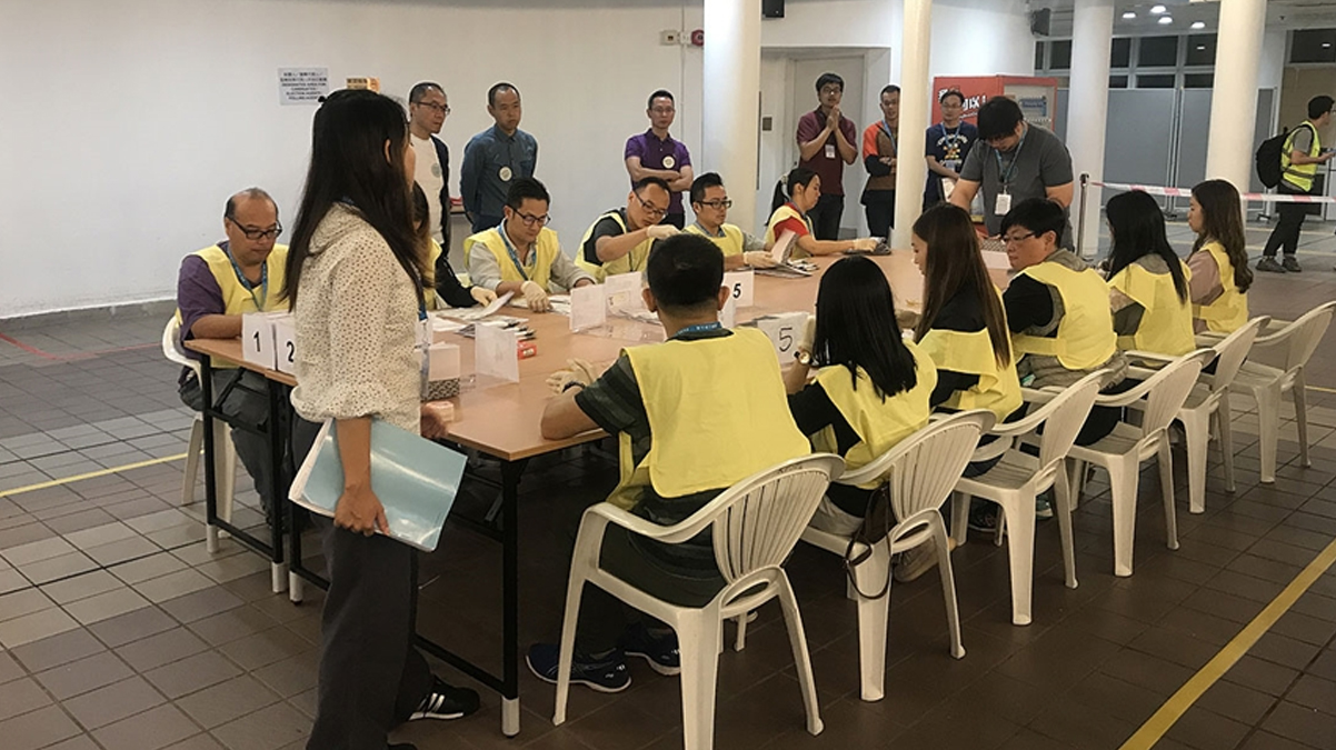 Hong Kong'da ba� y�netici se�iminde komite �yelerinin oy verme i�lemi ba�lad�