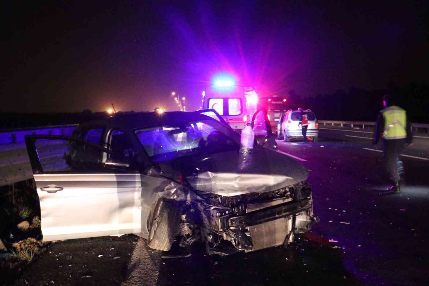 Kuzey Marmara Otoyolu'nda iki otomobil �arp��t�: 5 yaral�