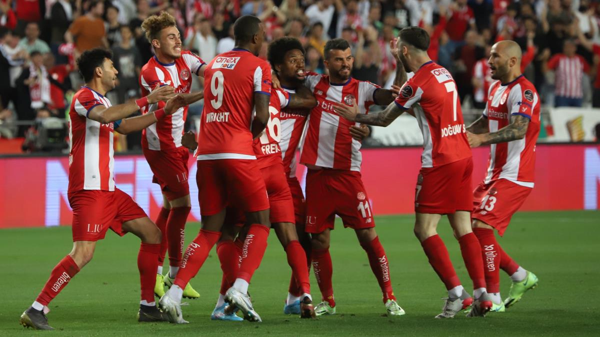 Antalyaspor evinde Konyaspor'u 3 golle devirdi