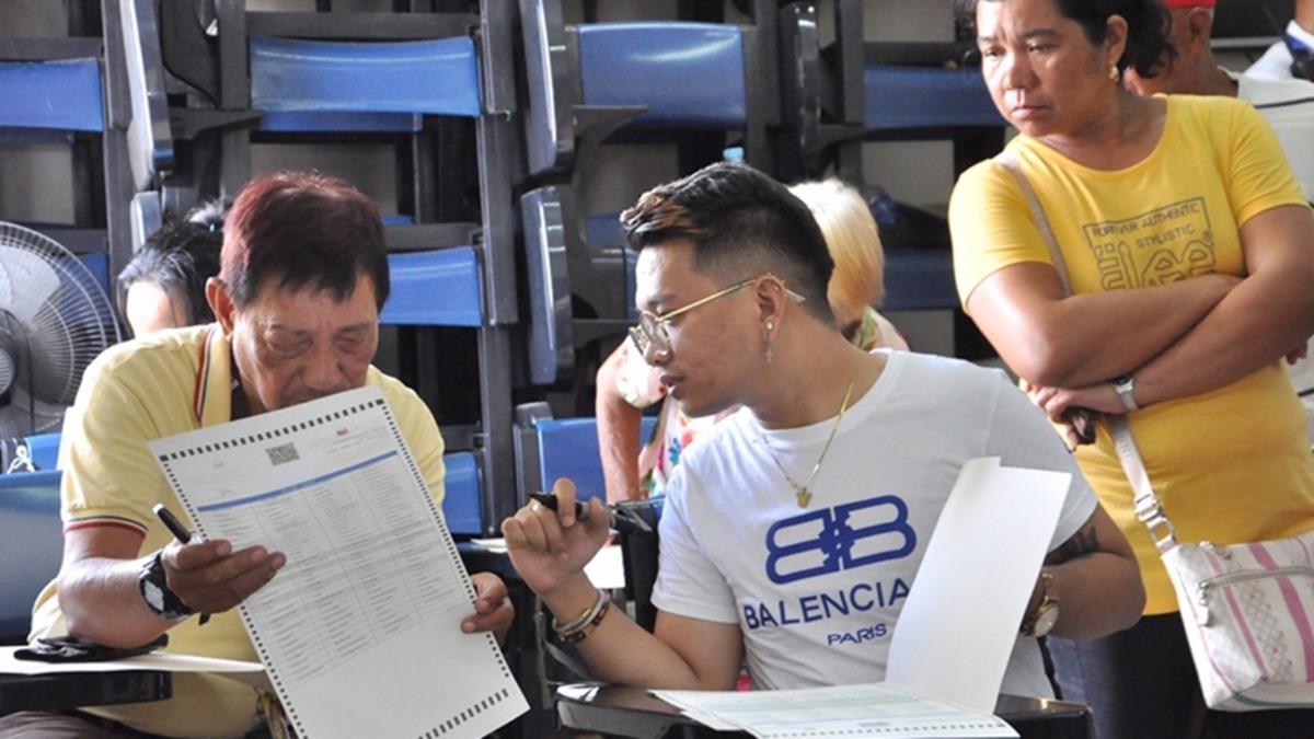 Filipinler'de halk, yeni Devlet Bakann seiyor 