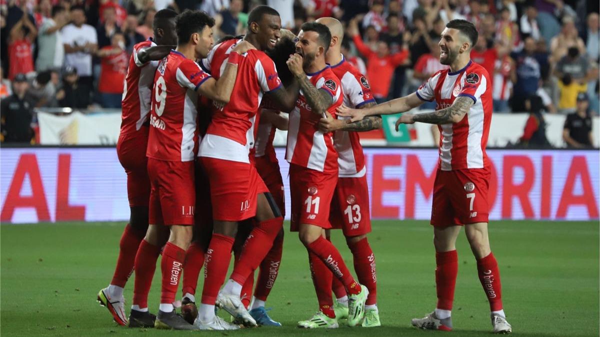 Antalyaspor, yenilmezlik serisini 14 maa ykseltti